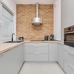 Beautiful With Spacious Balcony By Renters *