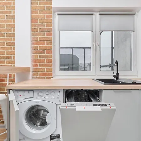 Beautiful With Spacious Balcony By Renters