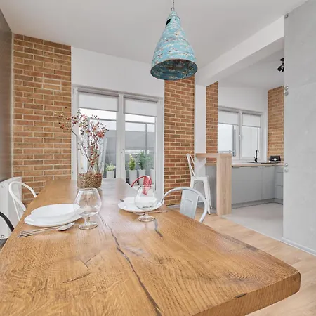 Апартаменты Beautiful With Spacious Balcony By Renters Вроцлав