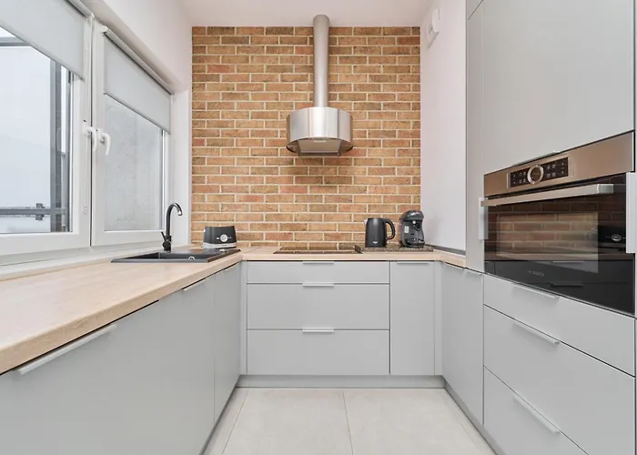 Beautiful With Spacious Balcony By Renters *