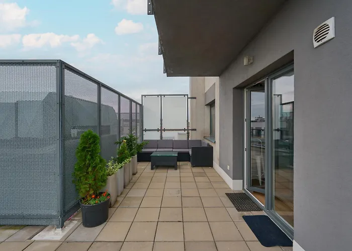 Beautiful With Spacious Balcony By Renters *