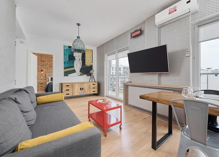 Beautiful With Spacious Balcony By Renters Apartment *