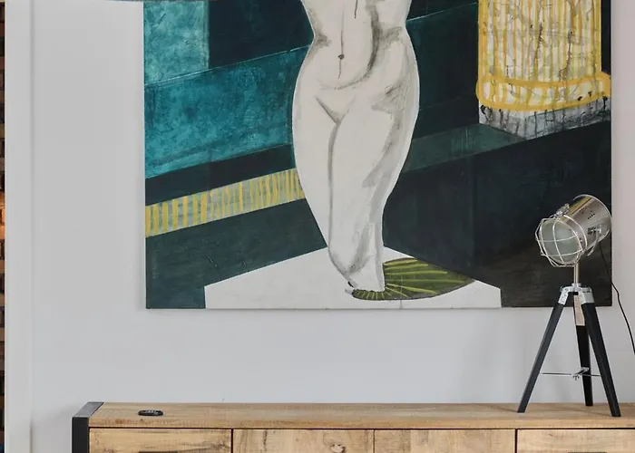 Beautiful With Spacious Balcony By Renters Apartment *